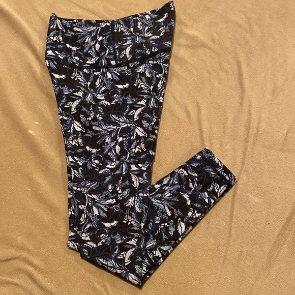 lululemon athletica Pants - Lululemon Wonder Under Blue Floral Leggings | Color: Black/Blue | Size: 6